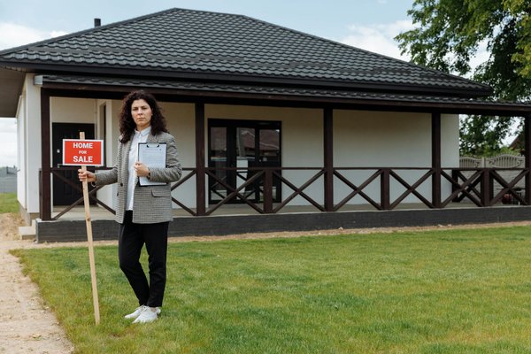 Lampadaire avec étagère : Comparatif des meilleurs de l'année